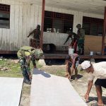 Pererat Sinergi dengan Pemerintah Daerah, Satgas Yonif 521/DY Karya Bakti Bantu Renovasi Kantor Distrik Apalapsili, Yalimo, Papua Pegunungan.