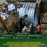Dalam Keterbatasan Babinsa Arso dan Satgas Tetap Jaga Progres Pembangunan Jembatan Garuda Sungai Amyu