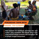 Pengabdian Tanpa Batas Babinsa Koramil Demta Turun Langsung Bantu Warga Belah Kayu Bakar