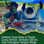 Sentani – Perubahan cuaca yang tidak menentu bergantian antara guyuran hujan dan teriknya matahari tidak menyurutkan semangat Babinsa Kodim 1701/Jayapura dalam mendukung percepatan pembangunan infrastruktur di Papua. Babinsa Koramil 1701-11/Nimboran, Sertu Sukirno, terus menunjukkan dedikasi tinggi dengan mendampingi Satgas Jembatan Garuda Yon TP 814/JZA dalam pengerjaan Jembatan Garuda Sungai Butuo II. Kini, progres pembangunan telah mencapai sekitar 90 persen.