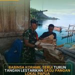 Lestarikan Pangan Lokal, Babinsa Serui Dampingi Warga Olah Sagu di Kampung Sarawandori