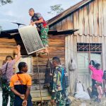 Satgas TNI hadirkan Papua terang bantu pemasangan Instalasi listrik di rumah warga pedalaman.