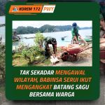 Tak Sekadar Mengawal Wilayah, Babinsa Serui Ikut Mengangkat Batang Sagu Bersama Warga
